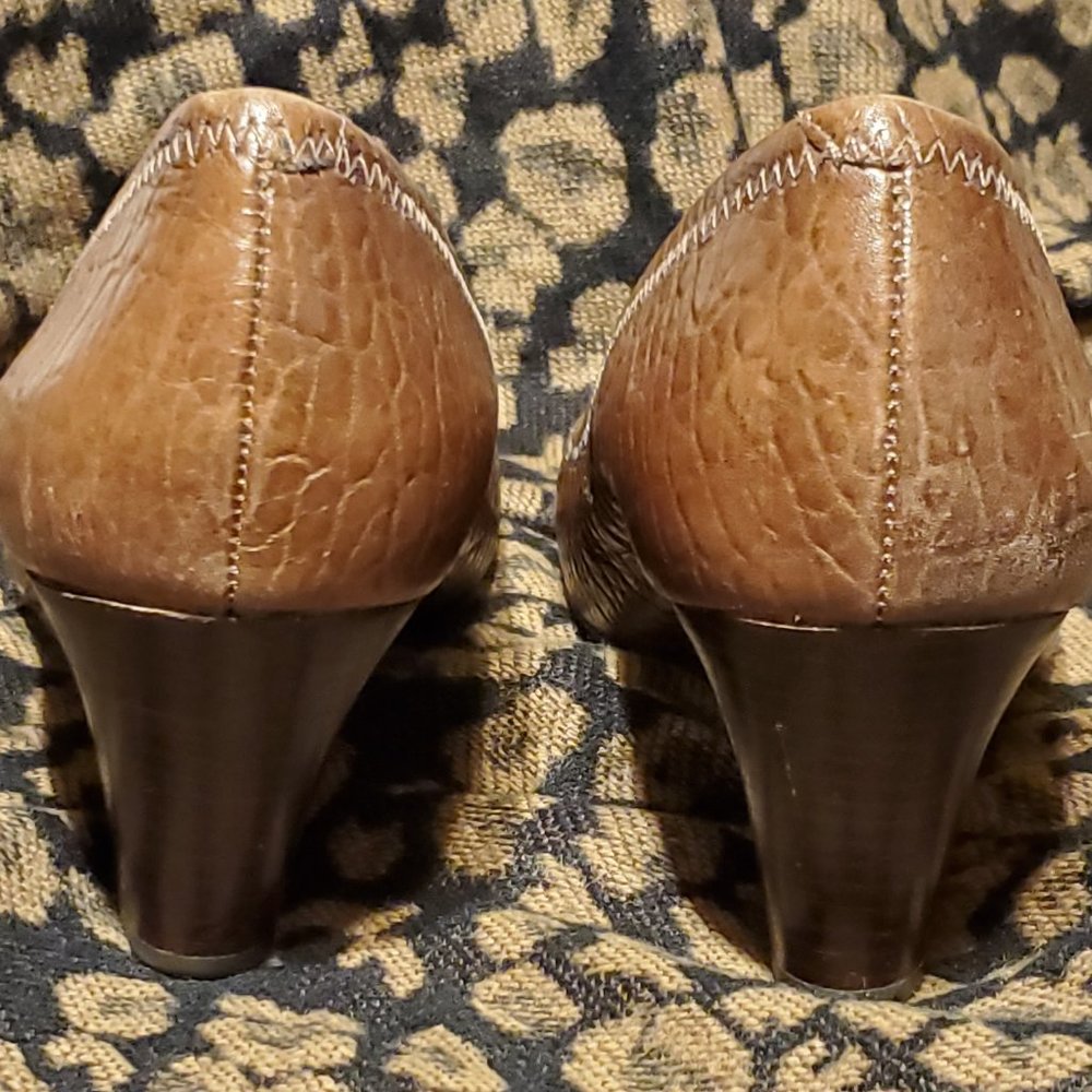 Tory Burch "Sally" medallion wedges - EUC - Picture 4 of 6